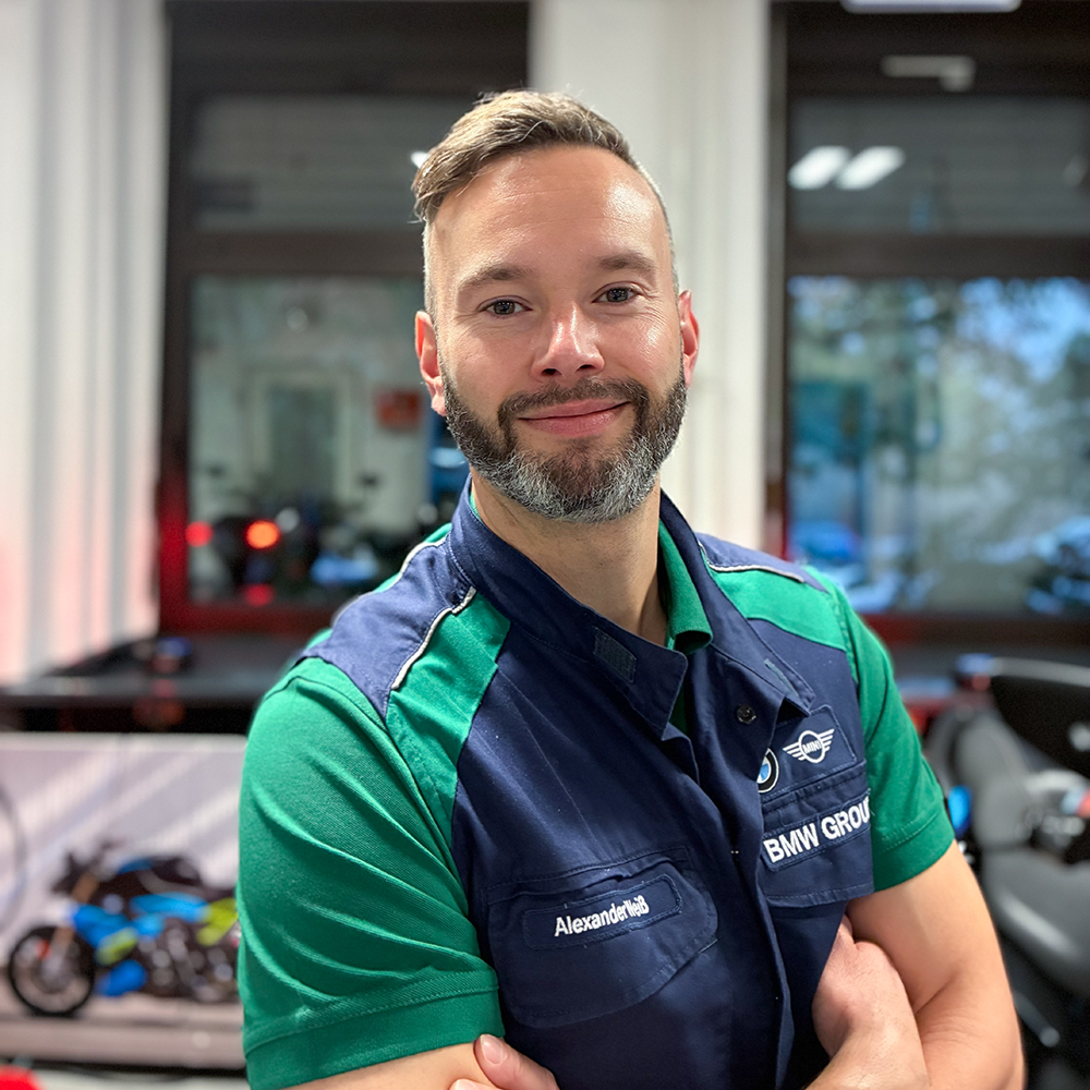 Ausbilder für Elektronik, Mechatronik & IT lächelt in die Kamera.