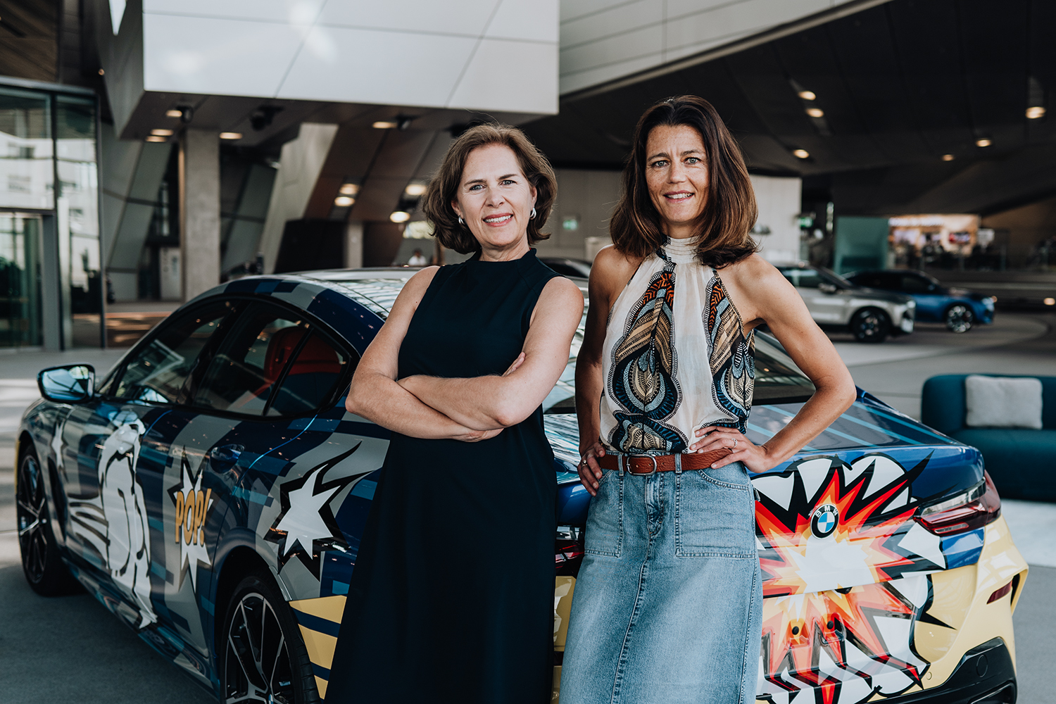 Elli lehnt an einem BMW M8