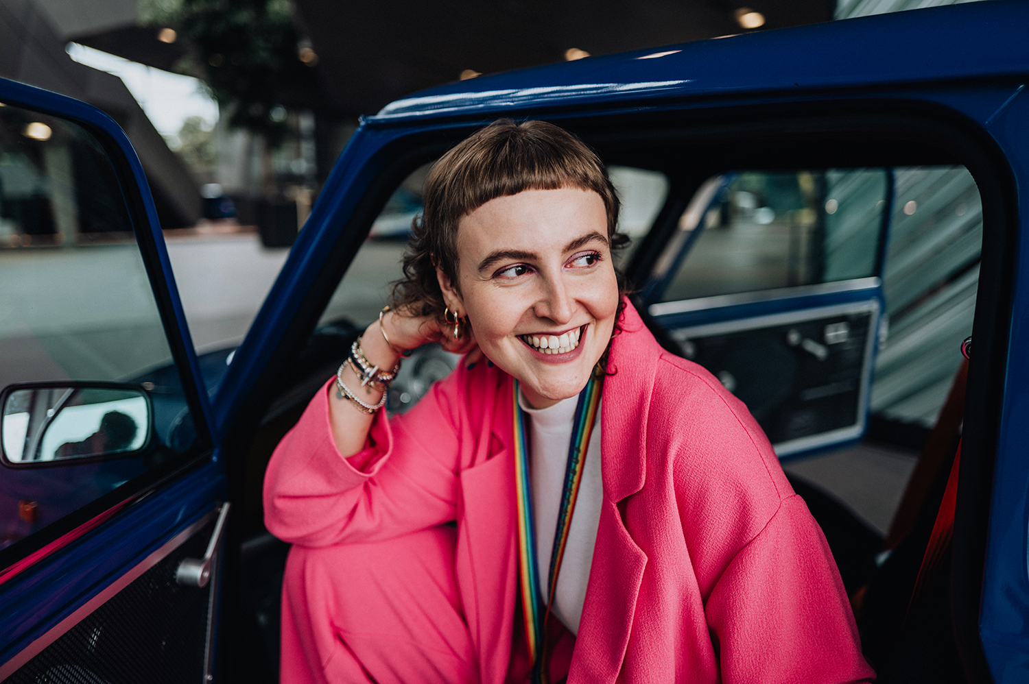 Praktikantin Harriet im Oldtimer-MINI
