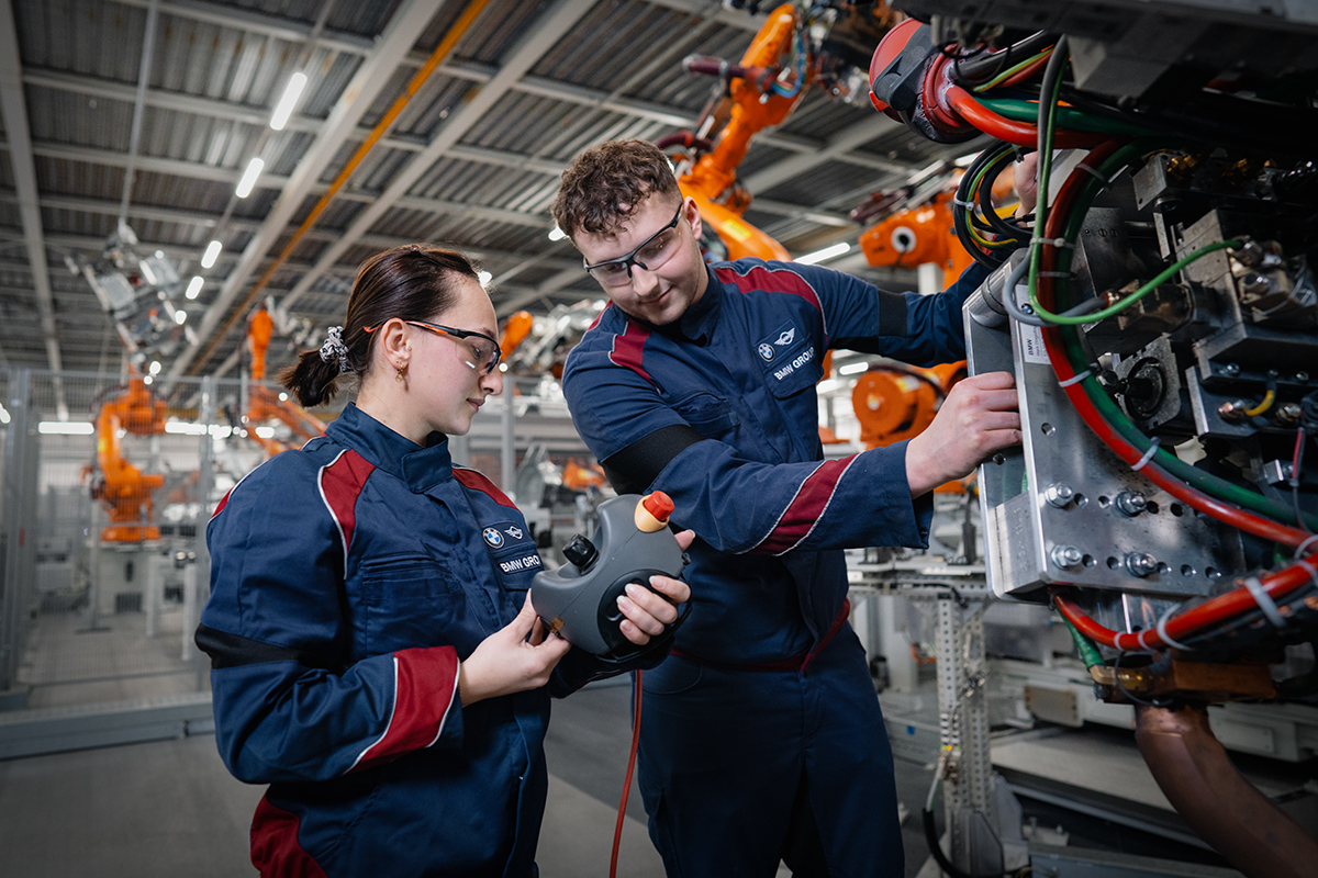Karbantartó munkatárs dolgozik egy robottal