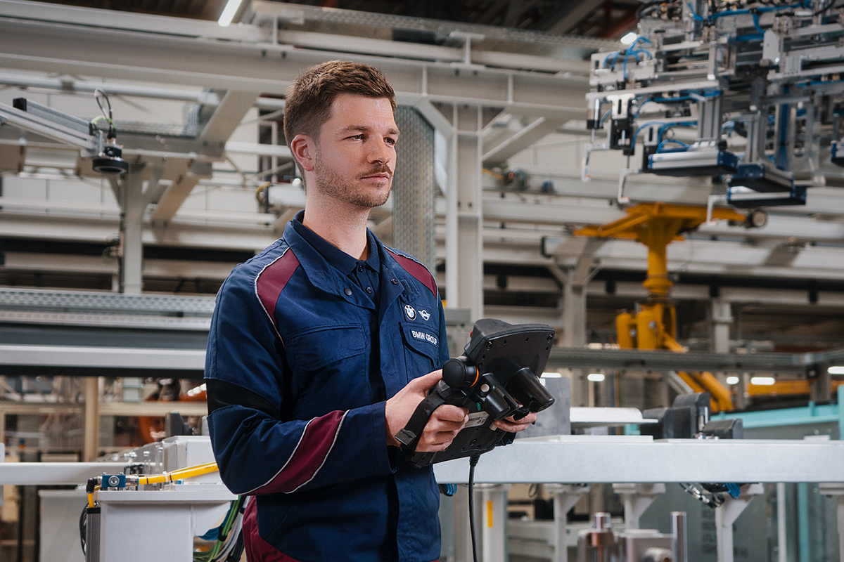 Folyamattechnikus dolgozik egy robottal