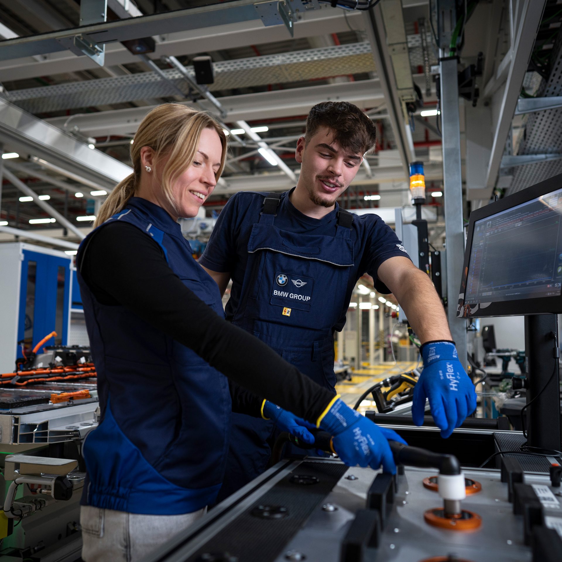 Two BMW Group technical apprentices at work.
