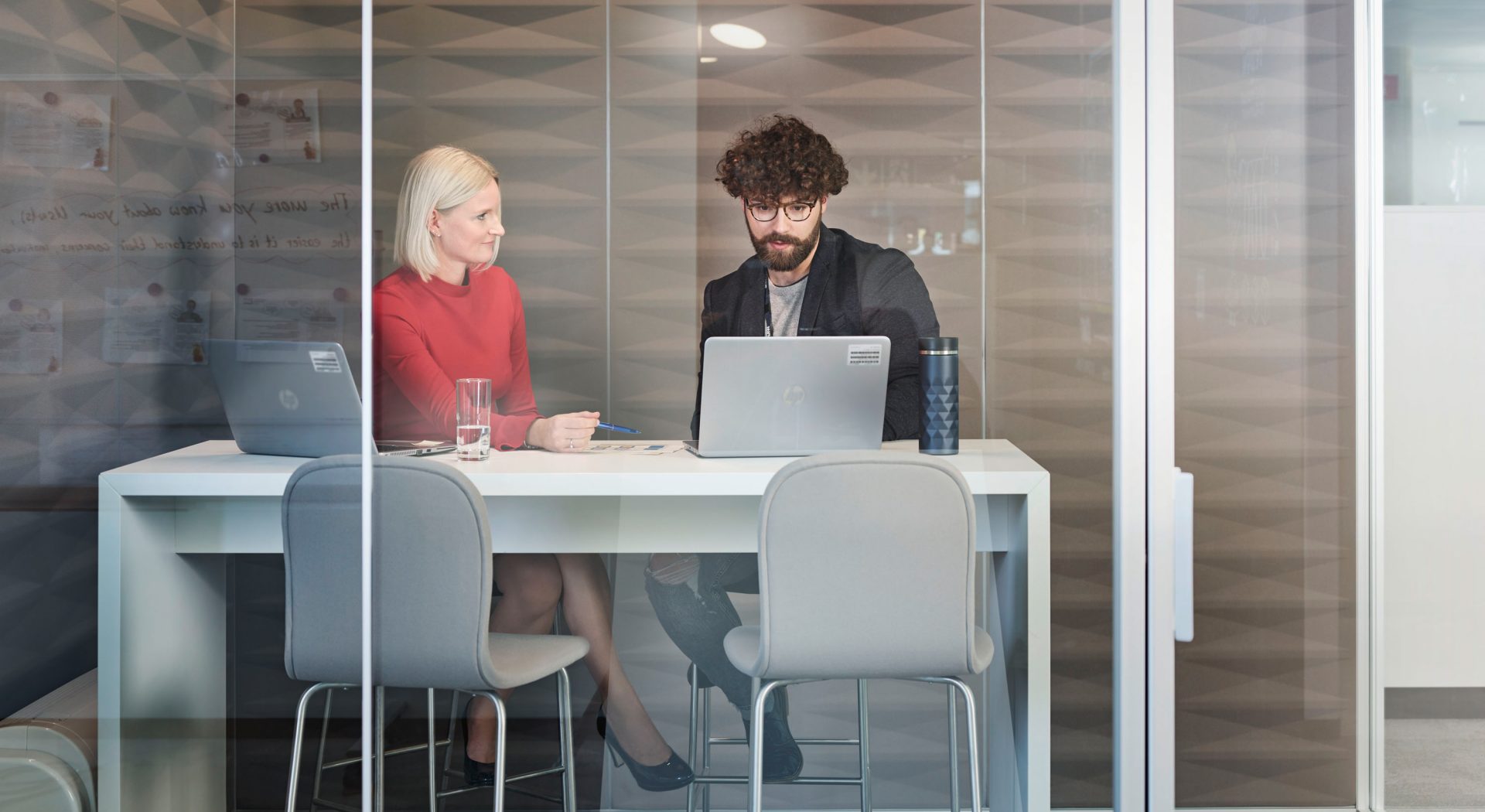 The photo shows four BMW professionals, having a discussion.