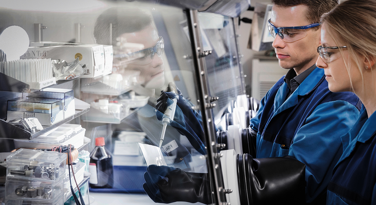 Zwei BMW Mitarbeiter führen Tests in einem Labor durch.