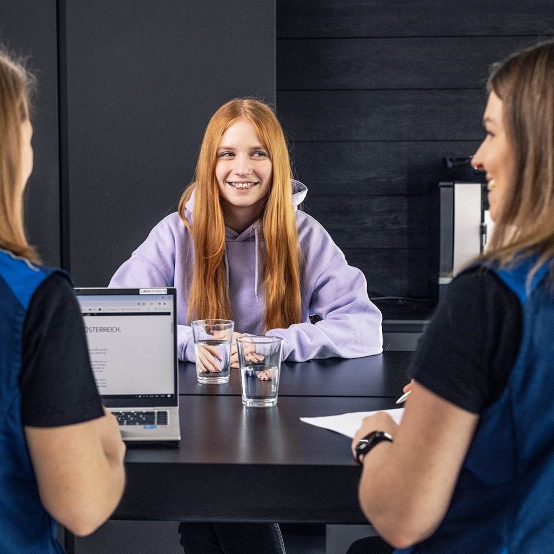 Azubi mit Ausbilder in der Werkstatt