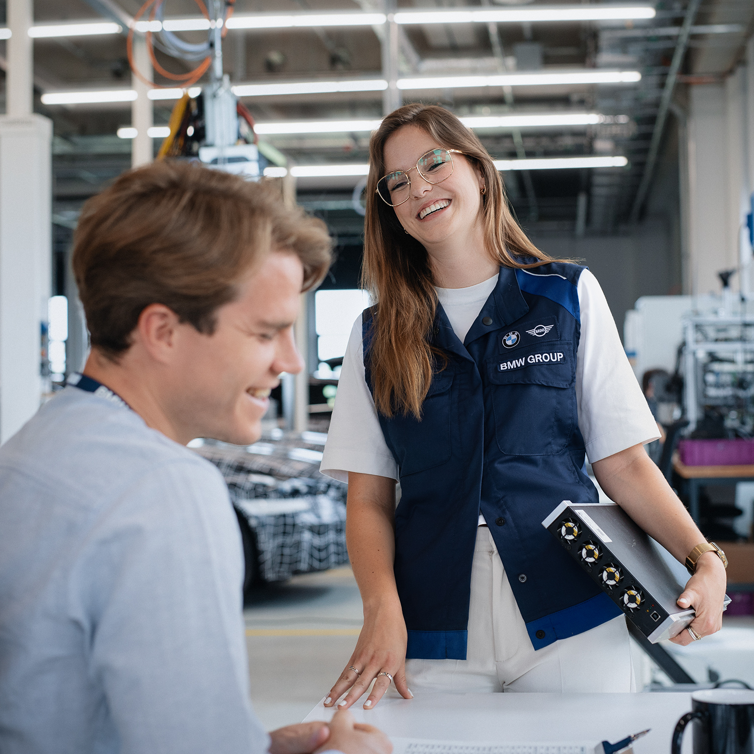 Zwei lachende Praktikanten in der Werkstatt