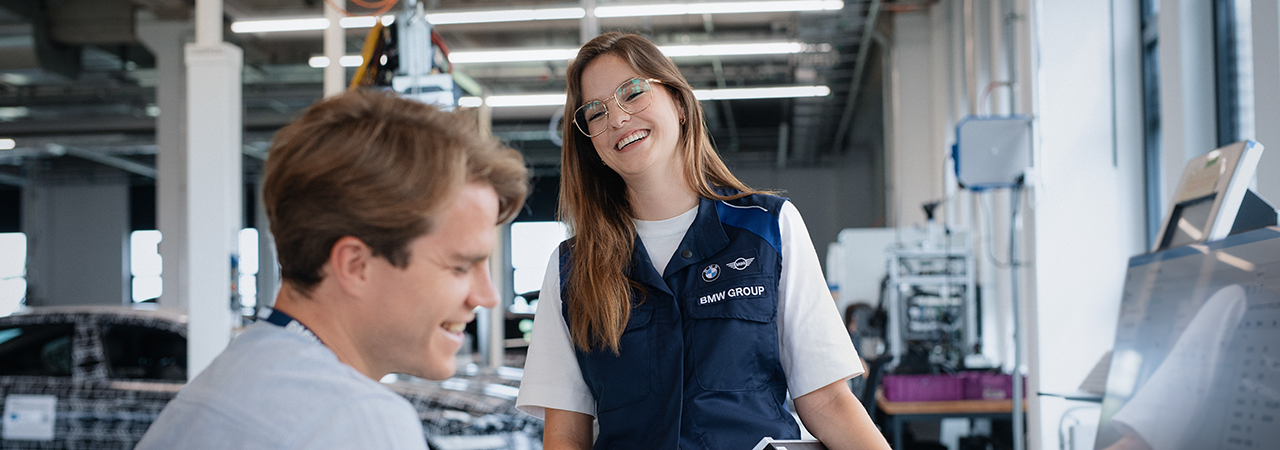 Zwei lachende Praktikanten in der Werkstatt