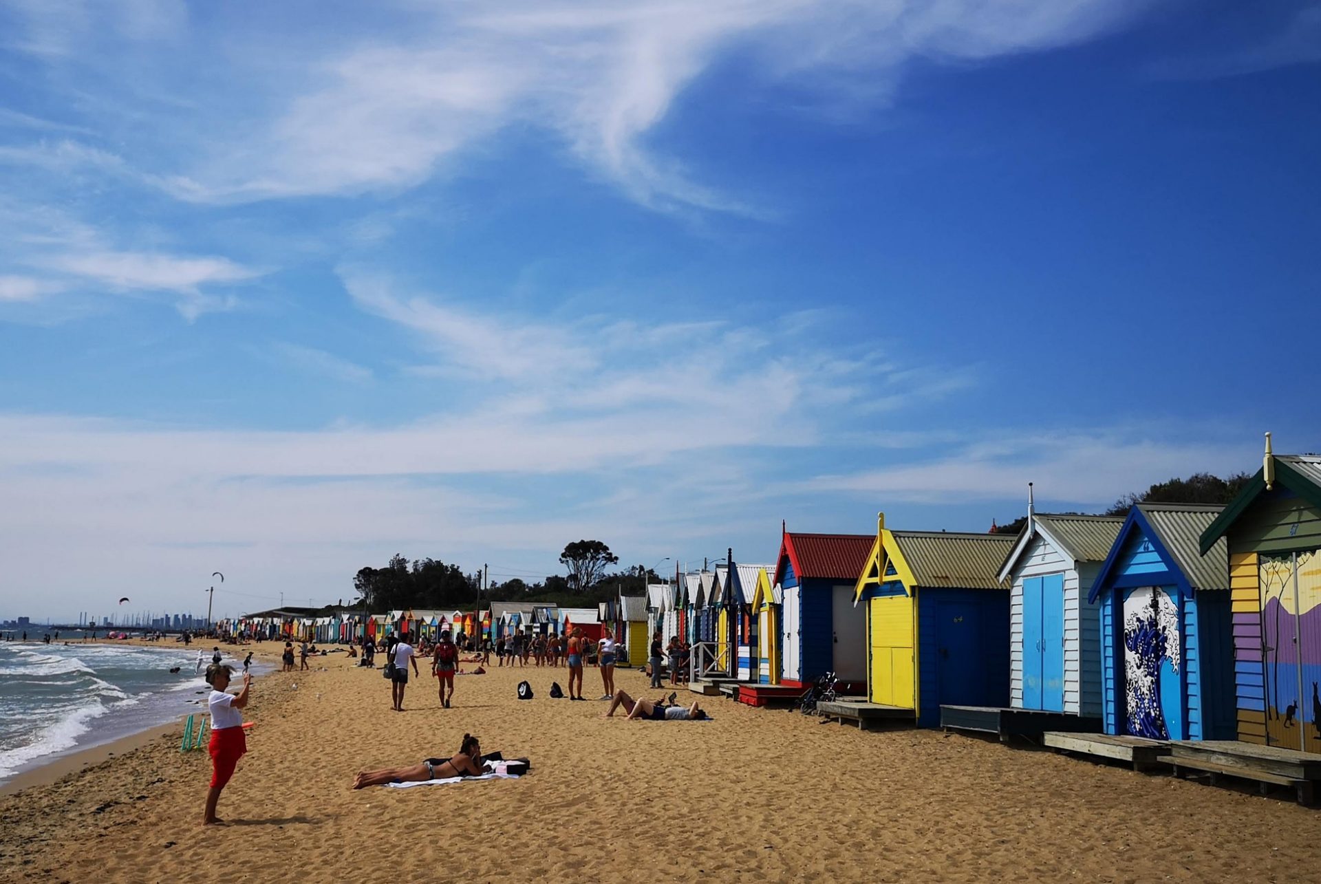 The picture shows colourful houses at a beach in Melbourne.