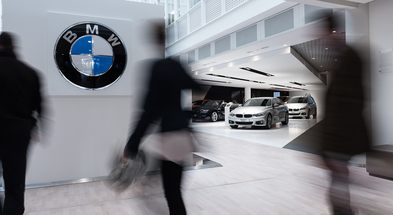A imagem mostra uma localização da BMW com o logotipo da marca.