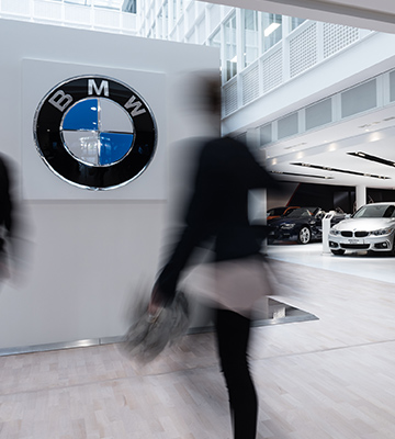 A imagem mostra uma localização da BMW com o logotipo da marca.