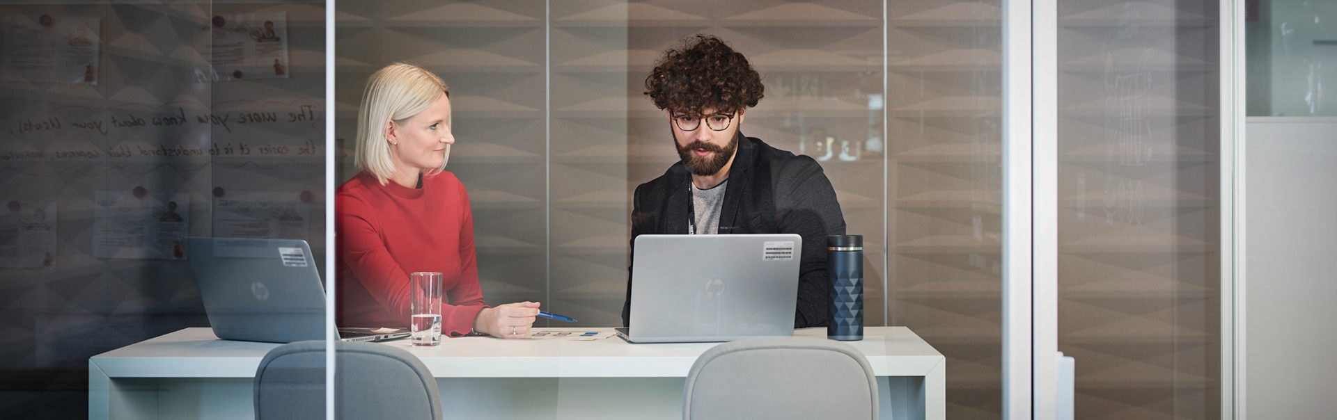 Two colleagues are having a chat in the office.