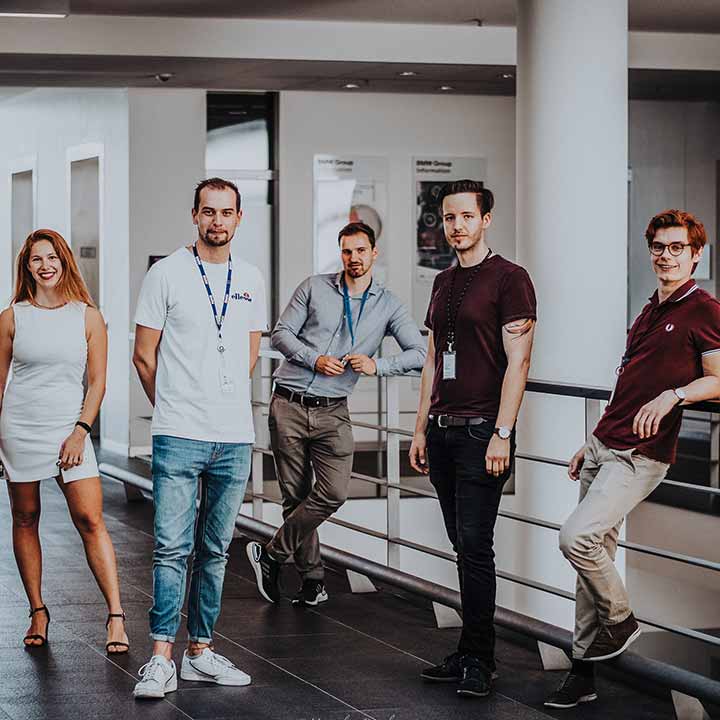 Fünf Studenten bei der BMW Group posieren vor der Kamera.