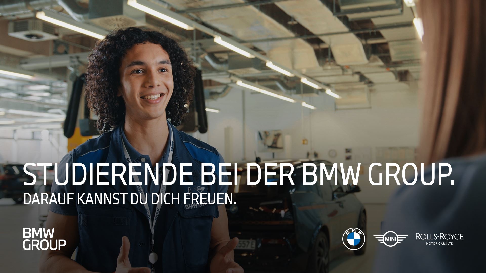 Ein Studierender in Werkstattumgebung berichtet, worauf man sich bei der BMW Group freuen kann.