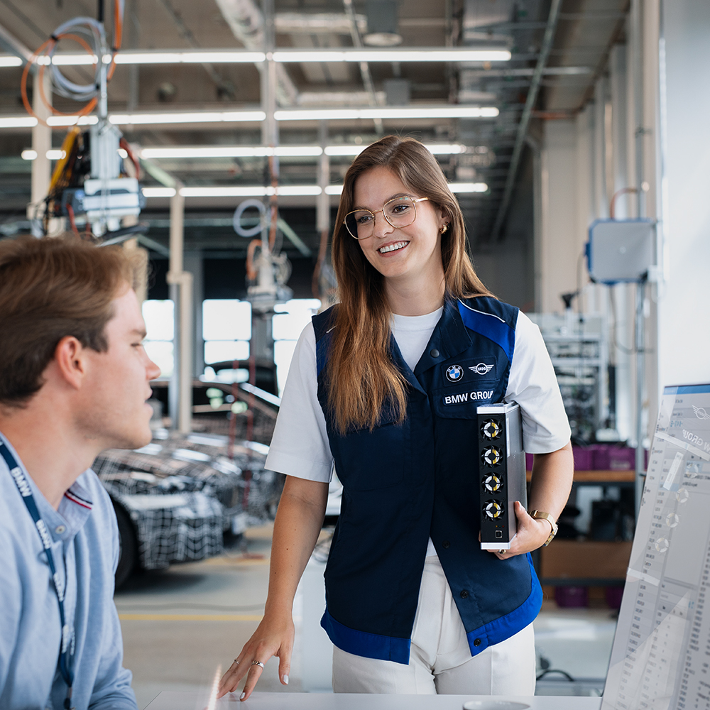 Team collaboration between students in the BMW factory.