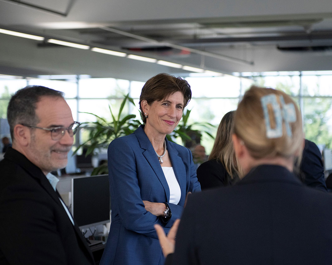 Ilka Horstmeier in conversation with employees