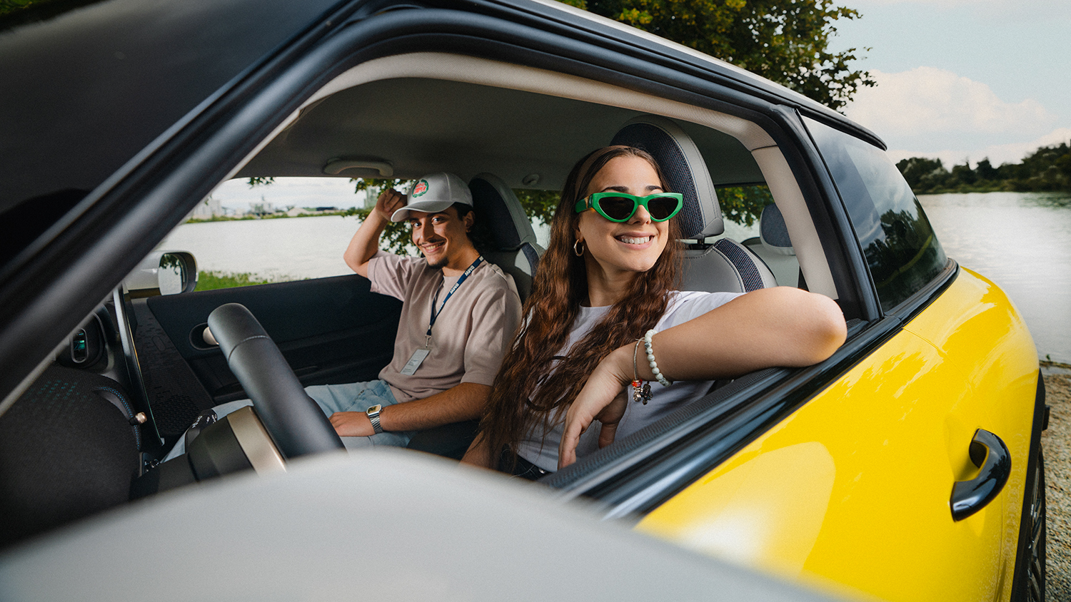 Two apprentices in a yellow MINI