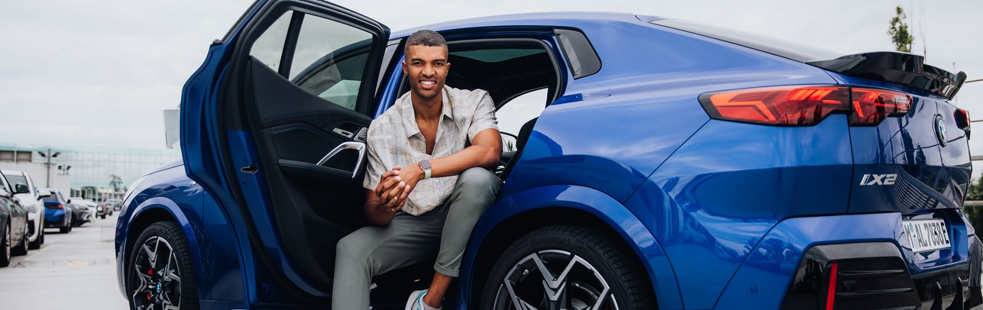 Ingenieur Marvin mit dem BMW iX2