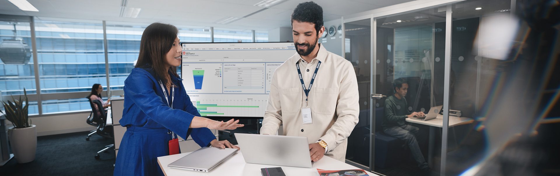 Zwei Marketing-Kolleg:innen analysieren Daten