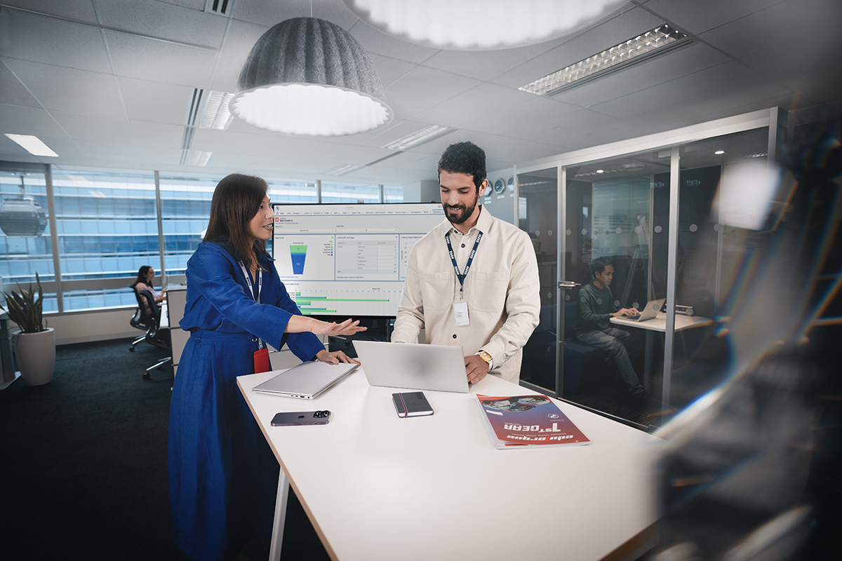 Zwei Marketing-Kolleg:innen analysieren Daten