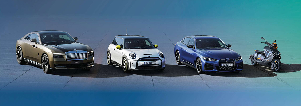 Aufstellung von Fahrzeugen der BMW Group: Ein Rolls-Royce Spectre, Ein MINI Cooper, Ein BMW i4 und ein BMW Motorrad.