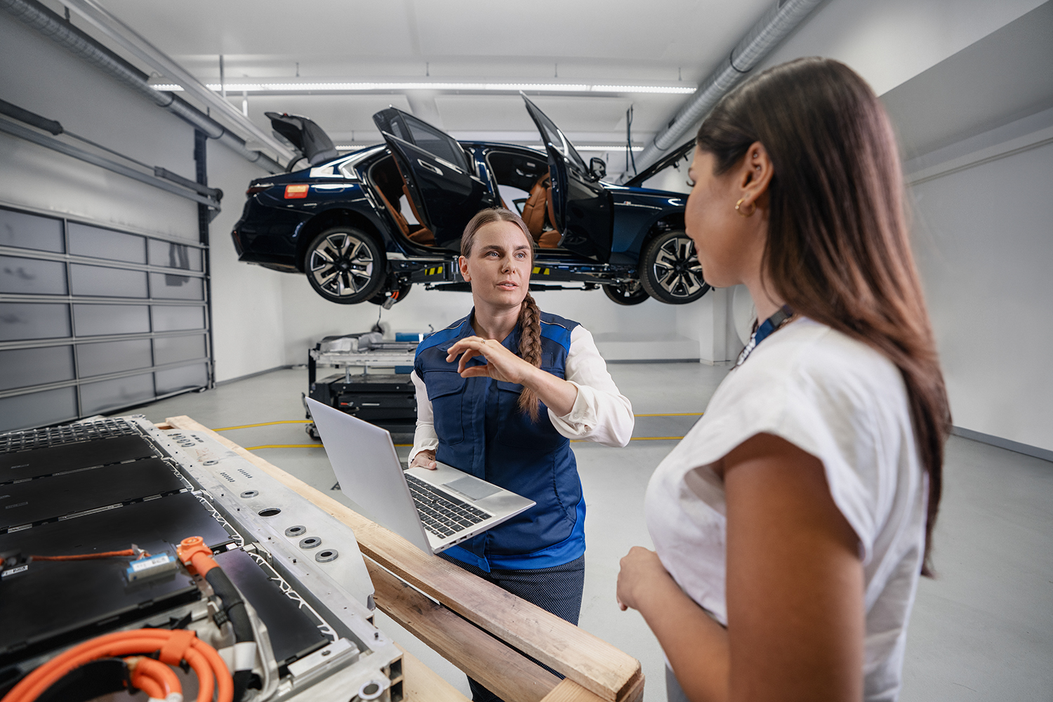 Two colleagues are doing quality checks with a car