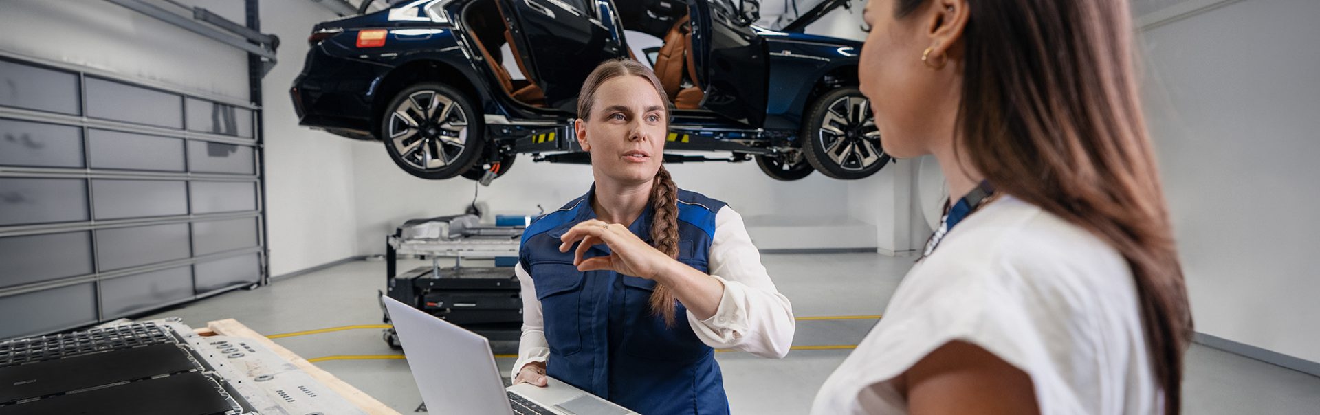 Two colleagues are doing quality checks with a car