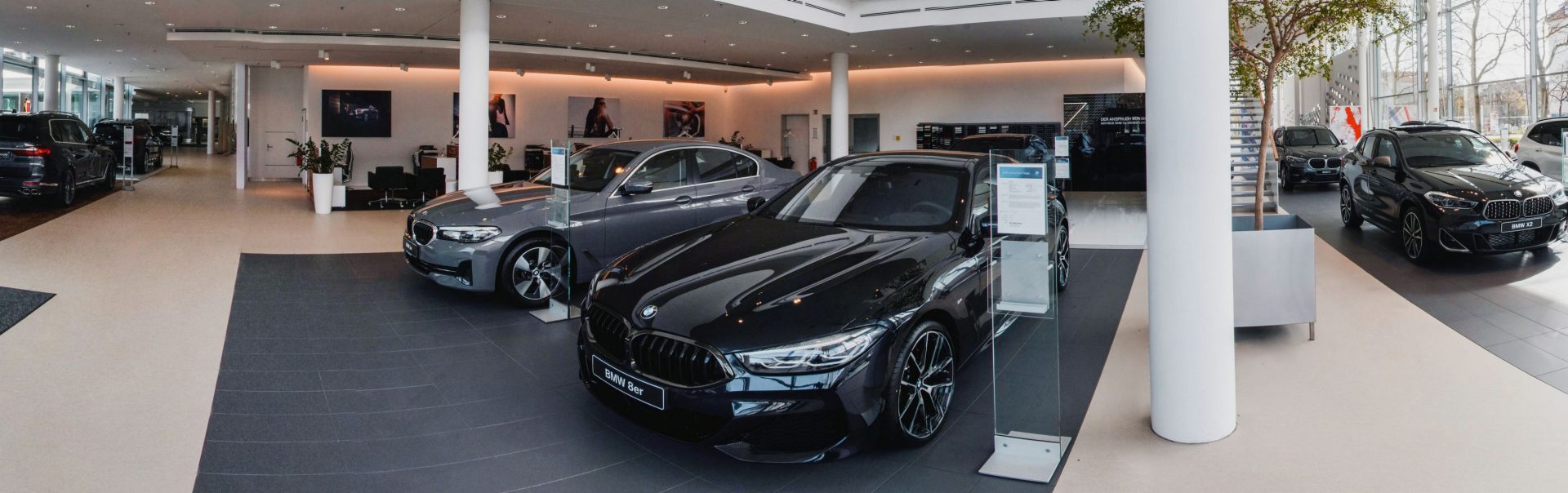 The picture shows a section of the virtual tour through a BMW Group dealership..