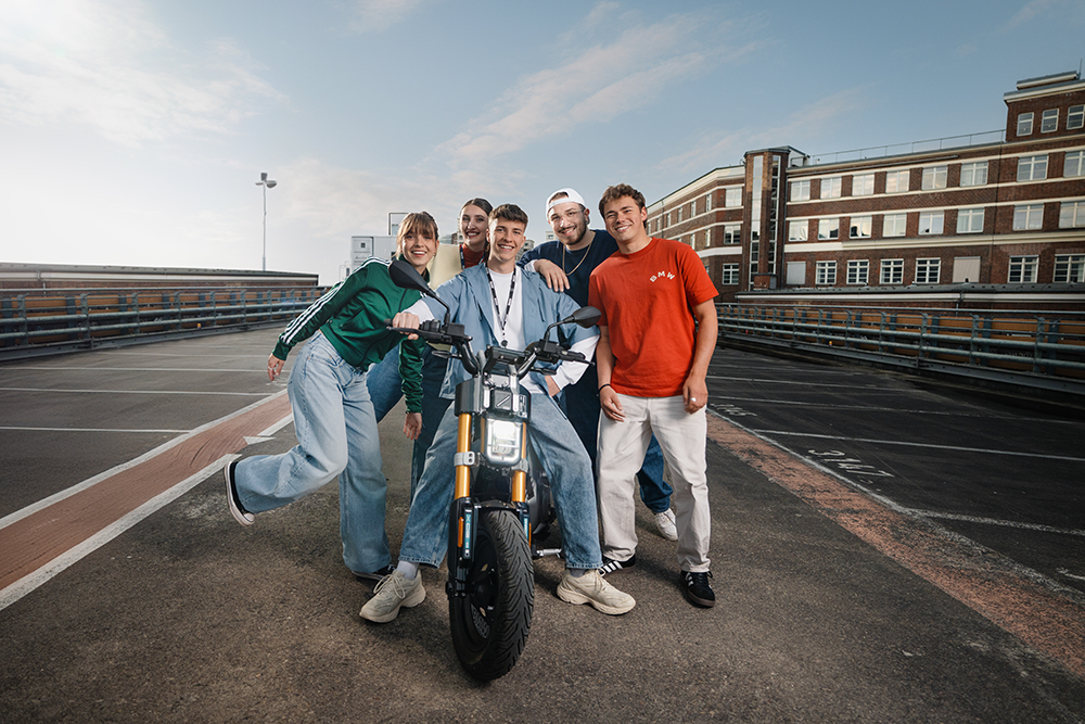 Fünf Auszubildende mit einem BMW Motorrad haben Spaß