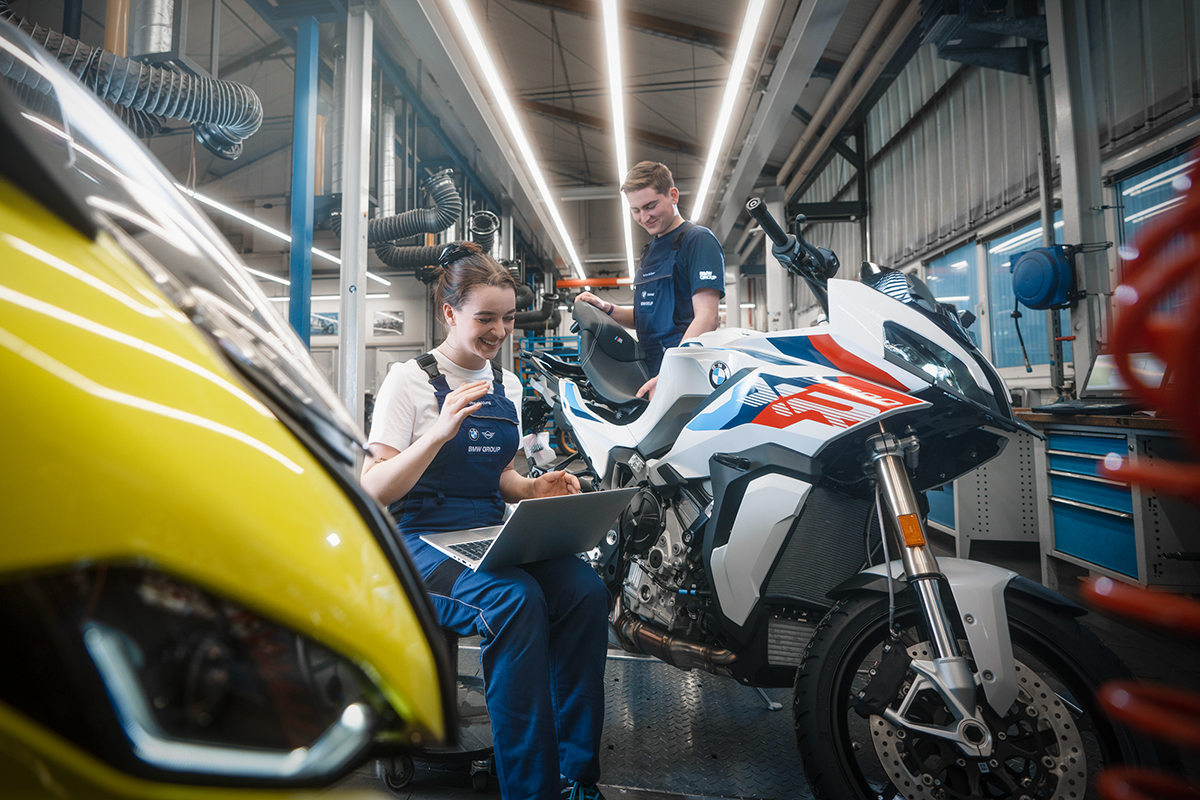 Eine Studentin arbeitet an einem Laptop und sammelt Arbeitserfahrung bei BMW.