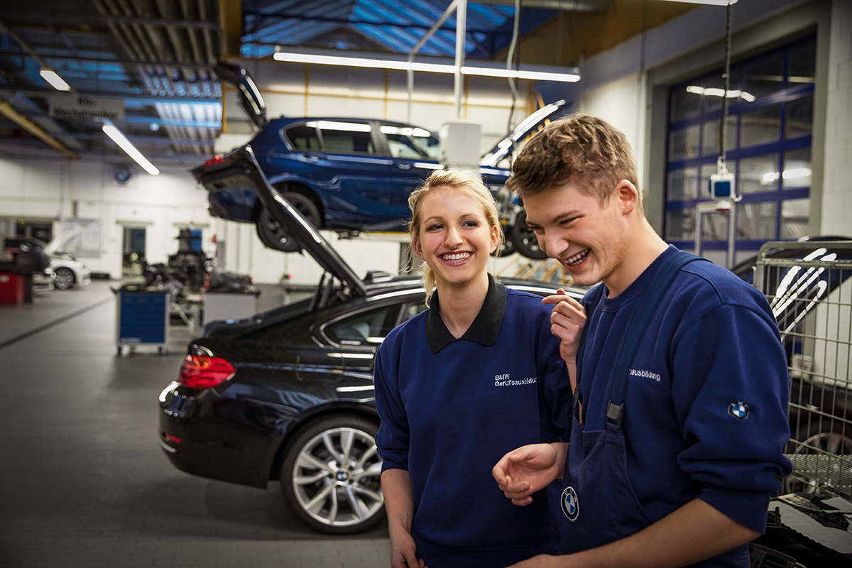 Eine Studentin arbeitet an einem Laptop und sammelt Arbeitserfahrung bei BMW.