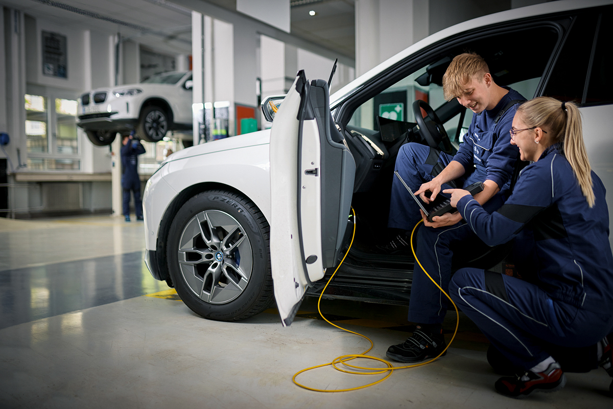 Eine Studentin arbeitet an einem Laptop und sammelt Arbeitserfahrung bei BMW.