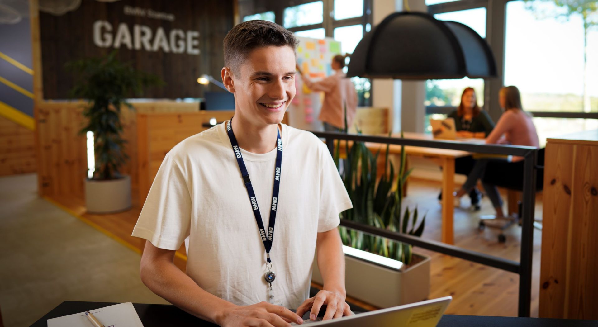 This picture shows Jonas, a dual student at the BMW Group.