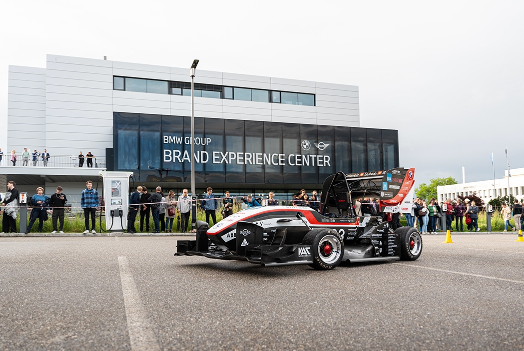 AMZ Racing Formula Student Auto vor dem BMW Group Brand Experience Center, Schweiz