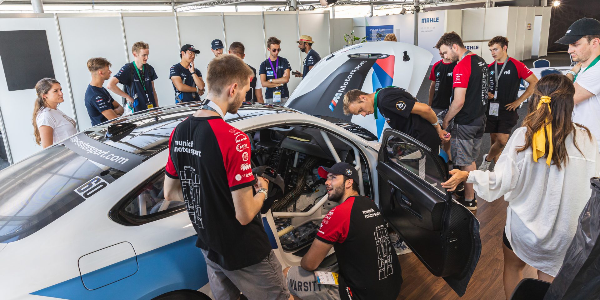 BMW Group Careers Lounge mit BMW M4 GT4