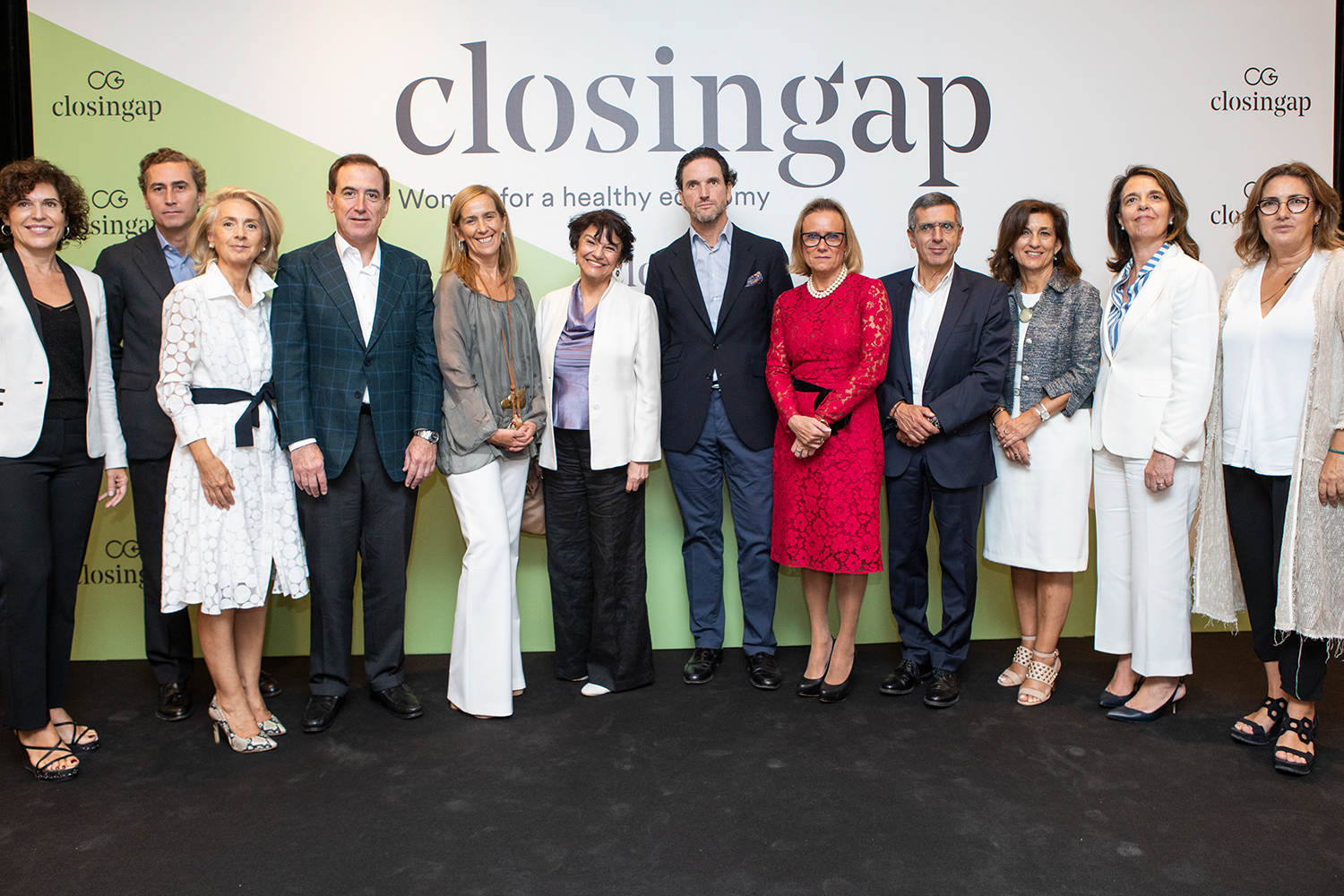 Group picture of people at a "closingap" event.