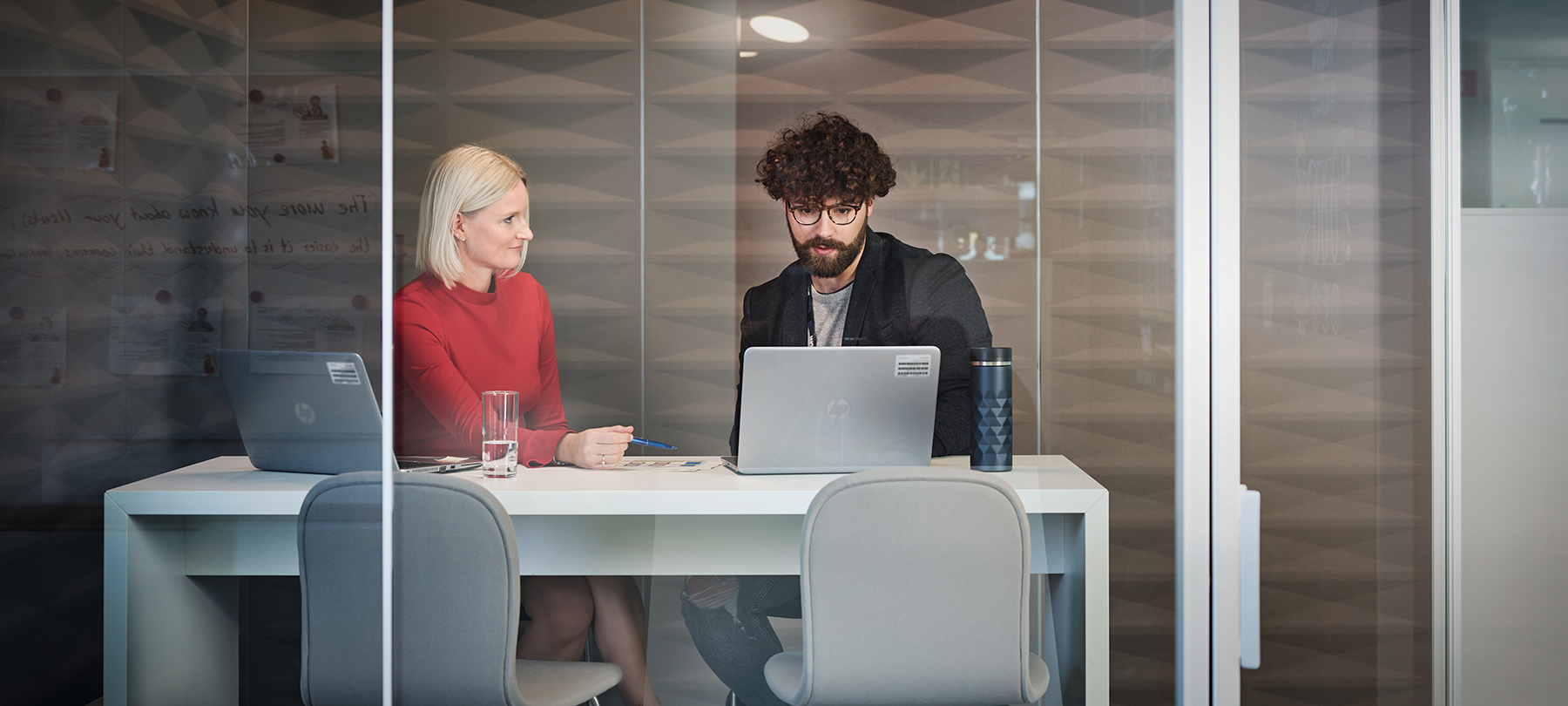 Zwei Kolleg:innen führen ein Entwicklungsgespräch.