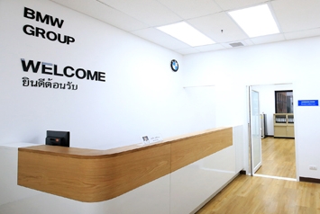 The picture shows a welcome desk at a BMW facility.