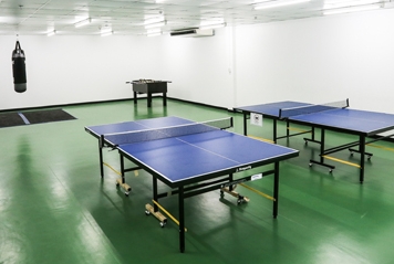 The picture shows a fitness room with table tennis and a boxing area.